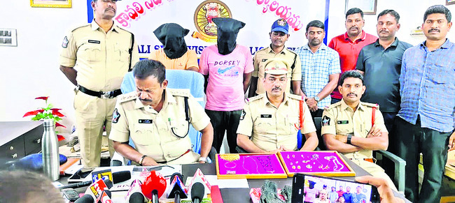 దొంగతనం కేసులో  ఇద్దరి అరెస్ట్‌1