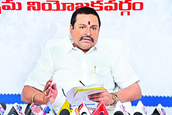 టీటీడీ చైర్మన్‌ వెంటనే  రాజీనామా చేయాలి
2