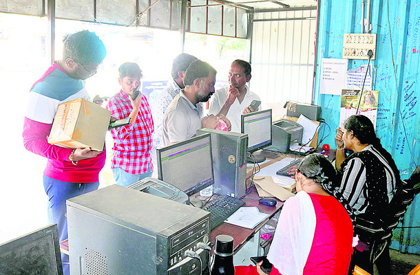 నిత్యం పడిగాపులే..1