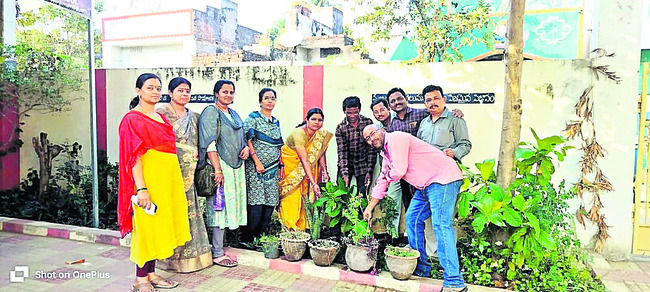 గట్టి చేతలు! 
1