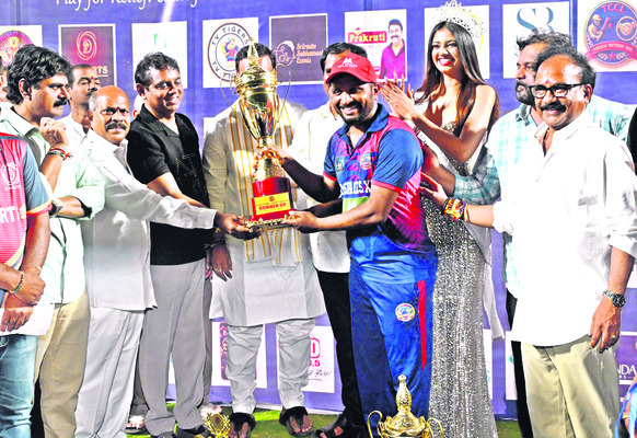 టీసీఎల్‌ విజేత టాలీవుడ్‌ సెలబ్రిటీ ఎలెవన్‌1