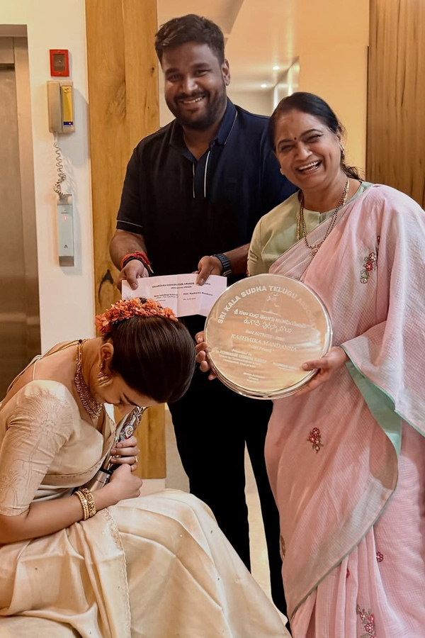 Actress Rashmika Mandanna wins Best Actress Award for The Girlfriend Photos7