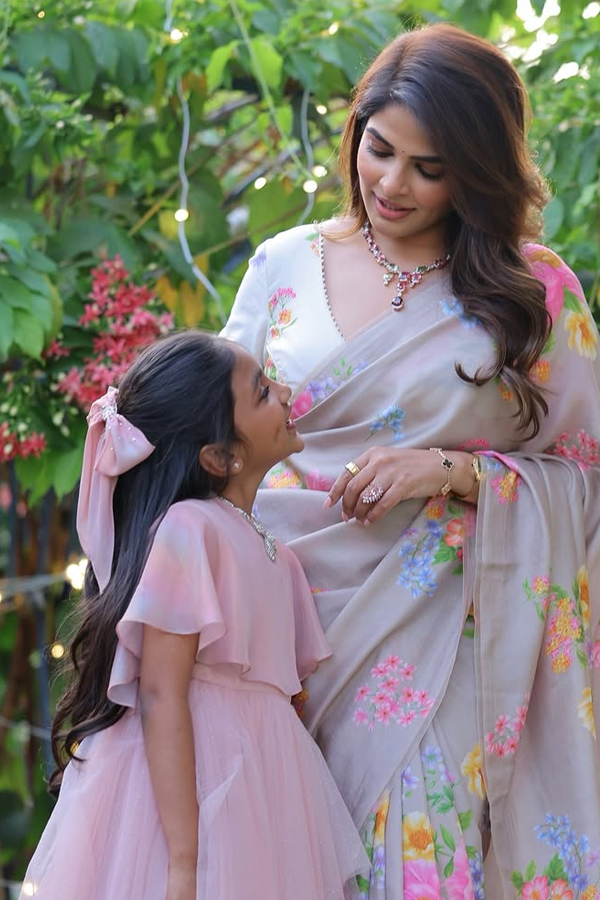 Manchu Vishnu With His Beautiful Family: Photos4