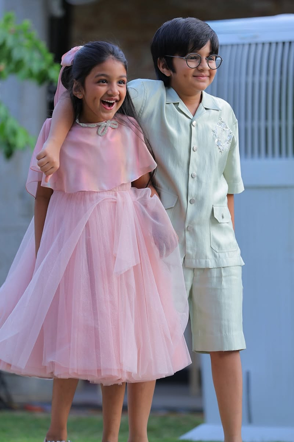 Manchu Vishnu With His Beautiful Family: Photos7