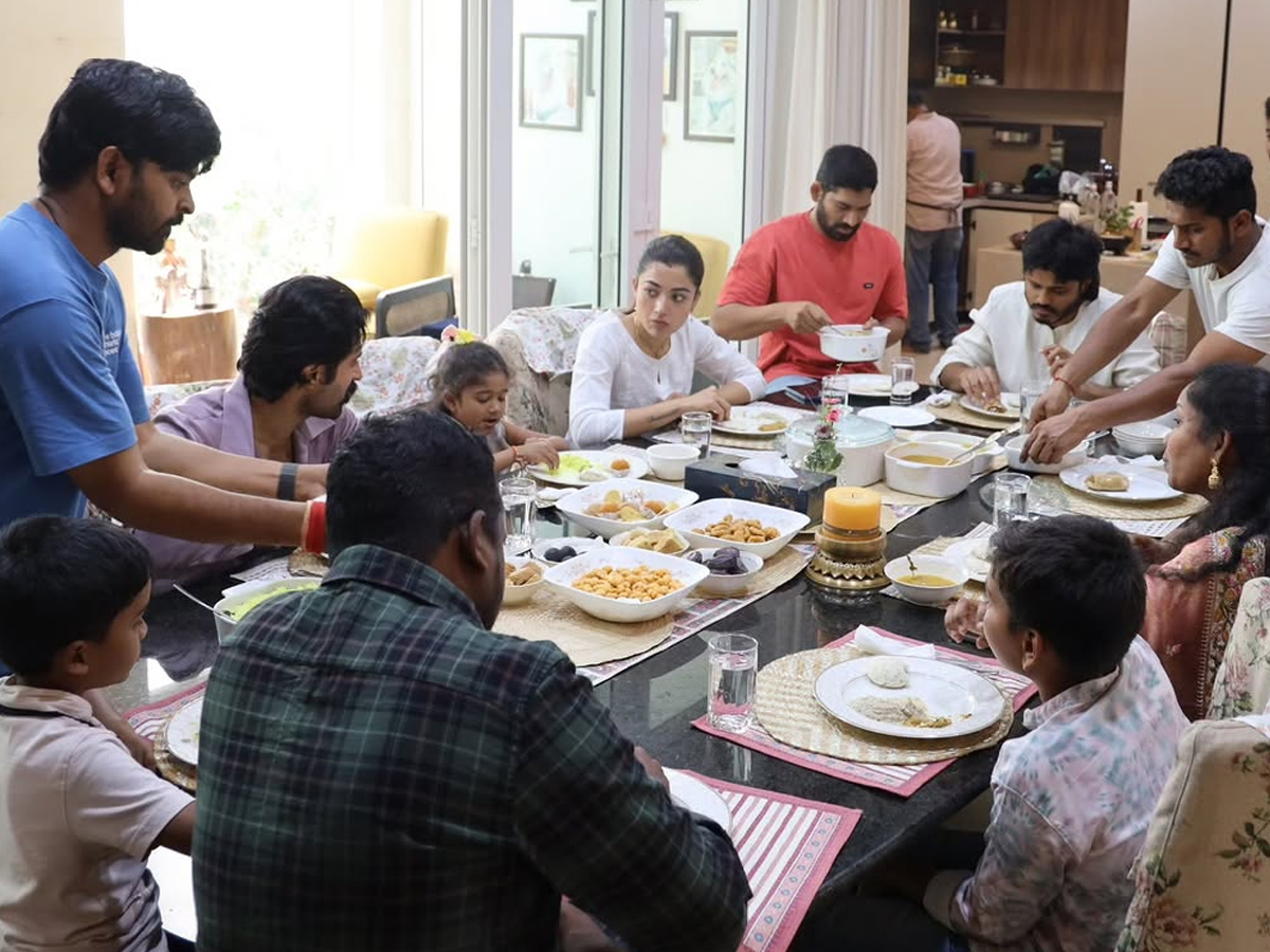 Vijay Devarakonda And Rashmika Mandanna Invited cutie fan Lucky Thalli to Home Photos11