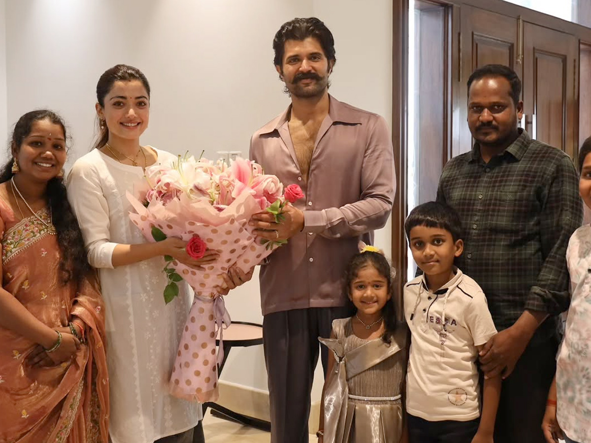 Vijay Devarakonda And Rashmika Mandanna Invited cutie fan Lucky Thalli to Home Photos3