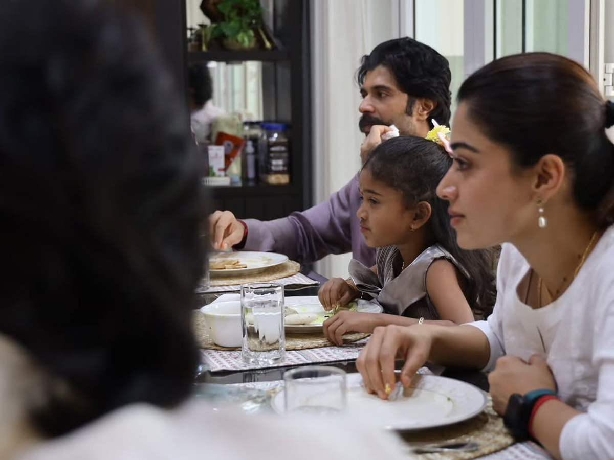 Vijay Devarakonda And Rashmika Mandanna Invited cutie fan Lucky Thalli to Home Photos4