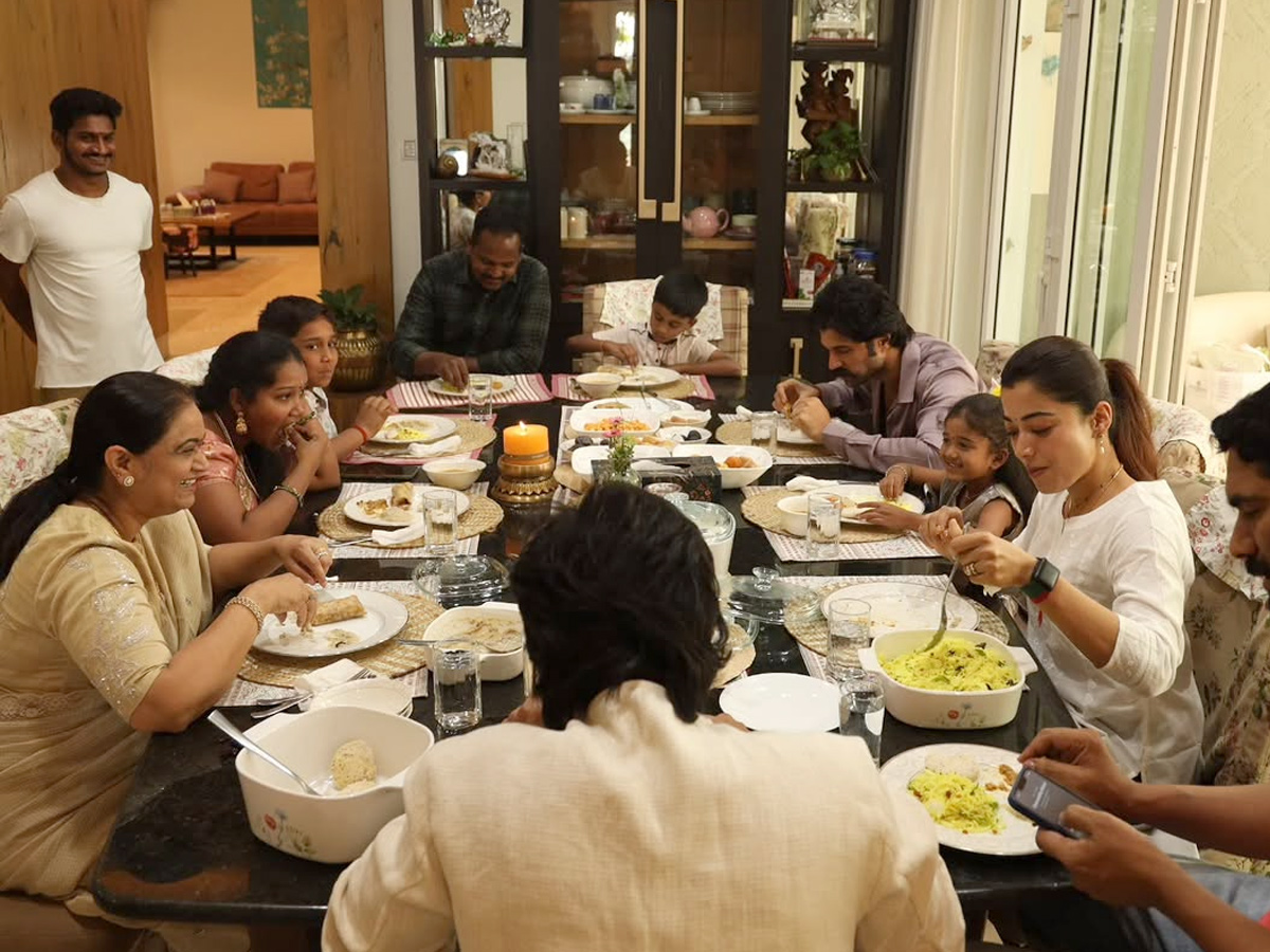 Vijay Devarakonda And Rashmika Mandanna Invited cutie fan Lucky Thalli to Home Photos5