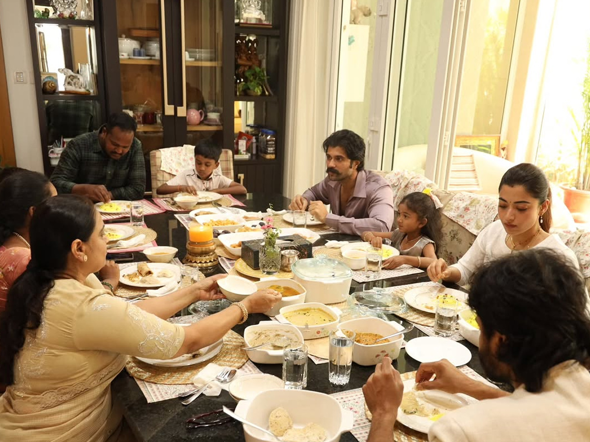 Vijay Devarakonda And Rashmika Mandanna Invited cutie fan Lucky Thalli to Home Photos6