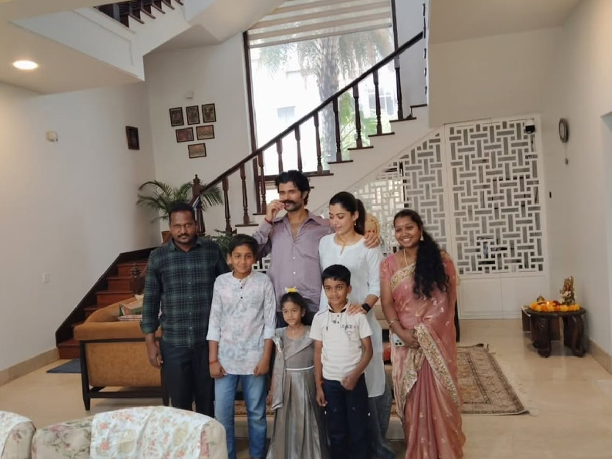 Vijay Devarakonda And Rashmika Mandanna Invited cutie fan Lucky Thalli to Home Photos7