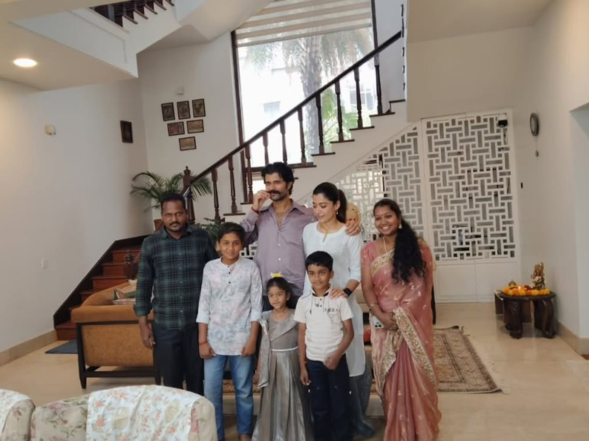 Vijay Devarakonda And Rashmika Mandanna Invited cutie fan Lucky Thalli to Home Photos8