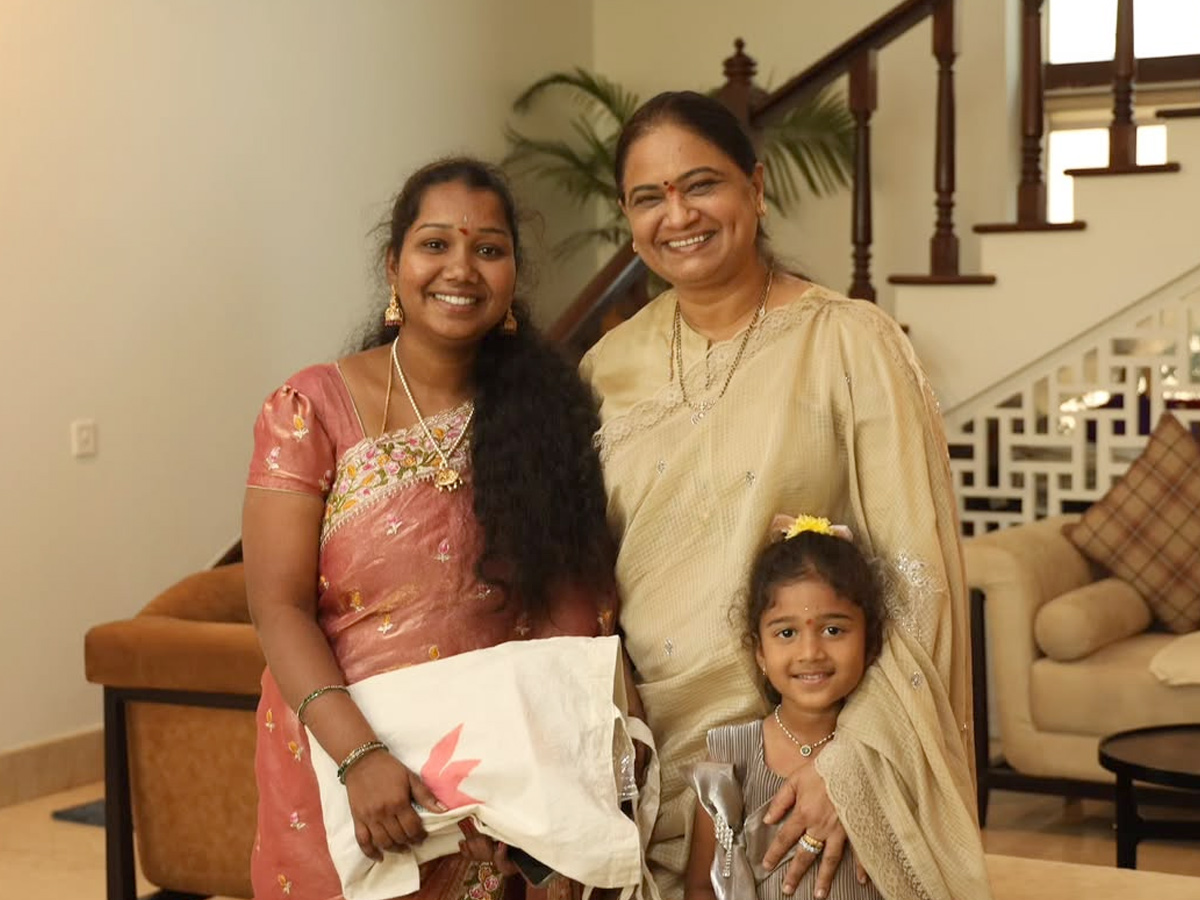 Vijay Devarakonda And Rashmika Mandanna Invited cutie fan Lucky Thalli to Home Photos9