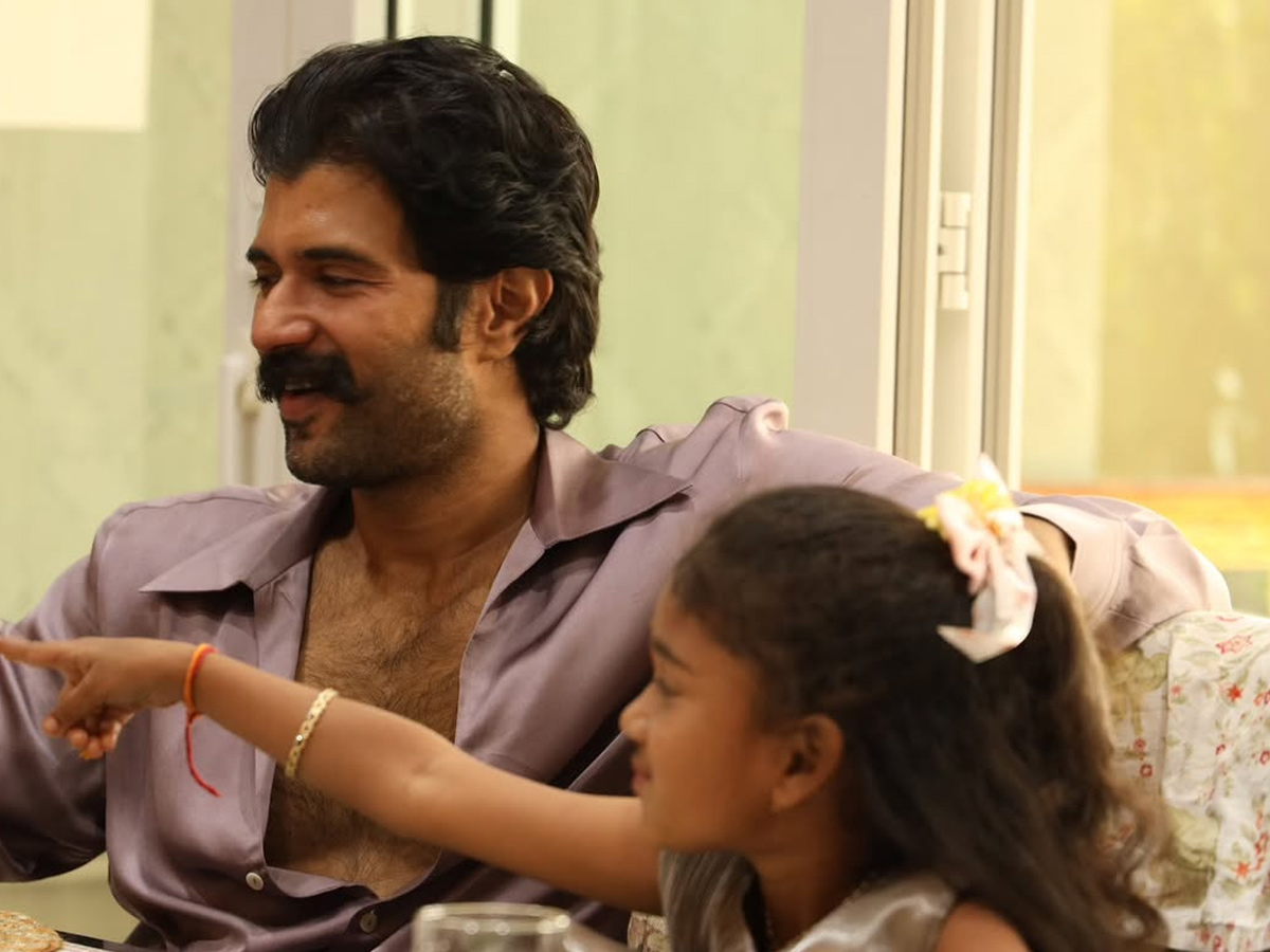 Vijay Devarakonda And Rashmika Mandanna Invited cutie fan Lucky Thalli to Home Photos10