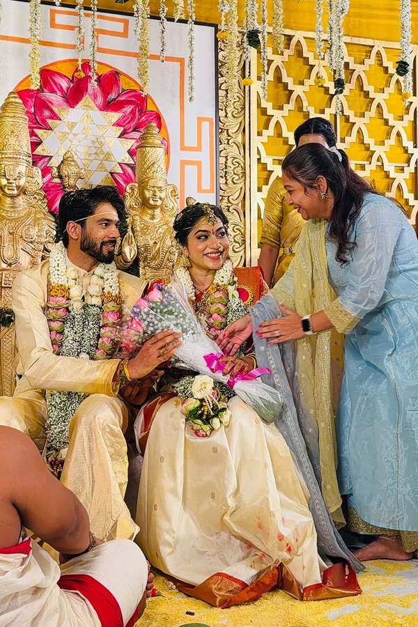 Bigg Boss fame Punarnavi Bhupalam got married Photos4