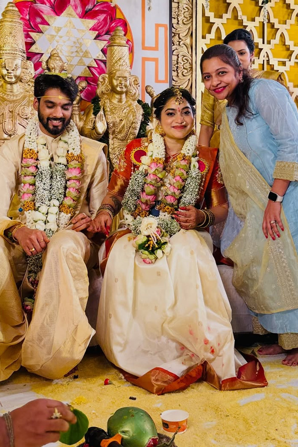 Bigg Boss fame Punarnavi Bhupalam got married Photos5