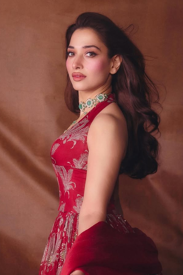 Tamannaah Bhatia wore modern red lehenga At Lakme Fashion Week Photos2