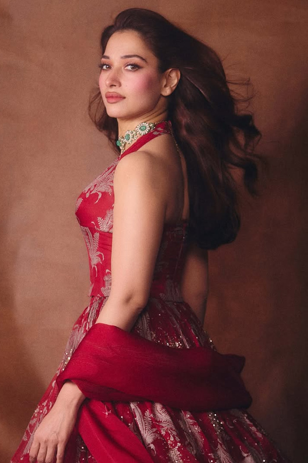 Tamannaah Bhatia wore modern red lehenga At Lakme Fashion Week Photos7