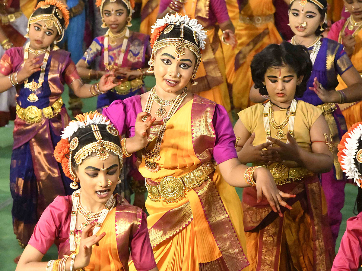 విజయవాడ : సమ్మోహనం.. ఆంధ్ర నాట్యం (ఫొటోలు) | Kuchipudi Dance in ...