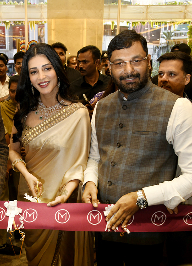 Actress Shruti Haasan In Visakhapatnam10