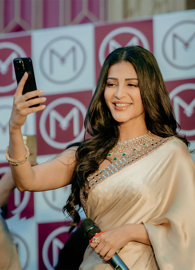 Actress Shruti Haasan In Visakhapatnam11