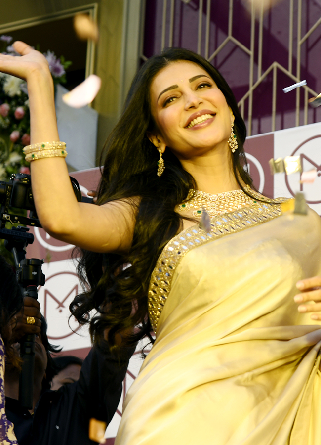Actress Shruti Haasan In Visakhapatnam7