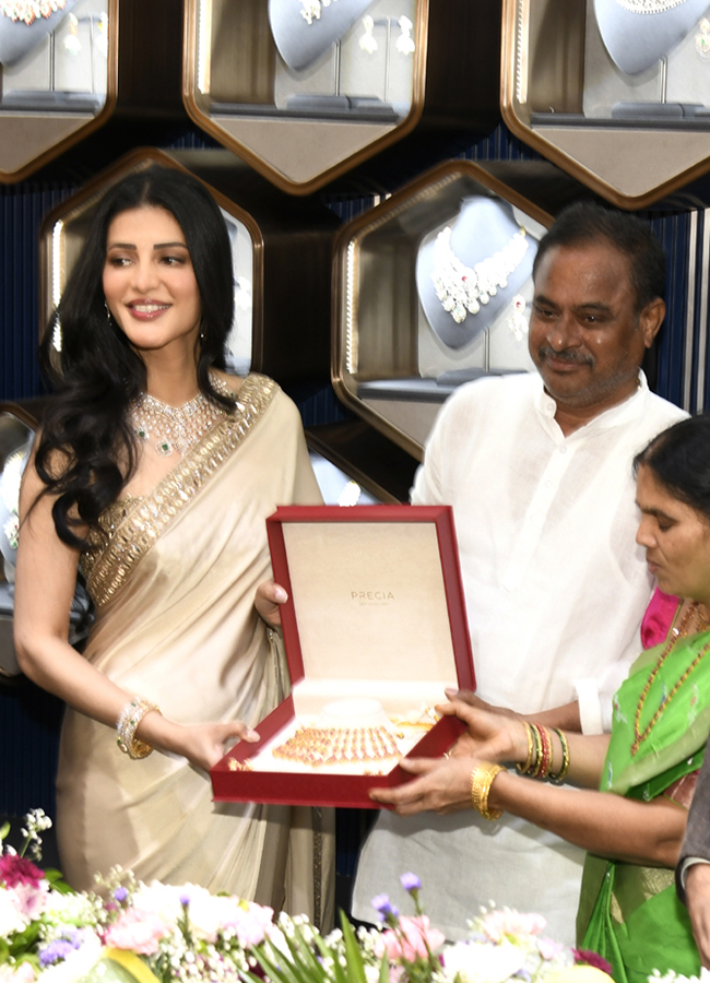 Actress Shruti Haasan In Visakhapatnam9