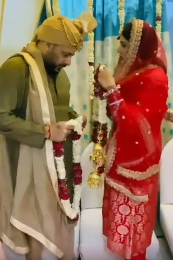 Badshah Marries Punjabi Actress Isha Rikhi In Intimate Wedding Ceremony Photos3