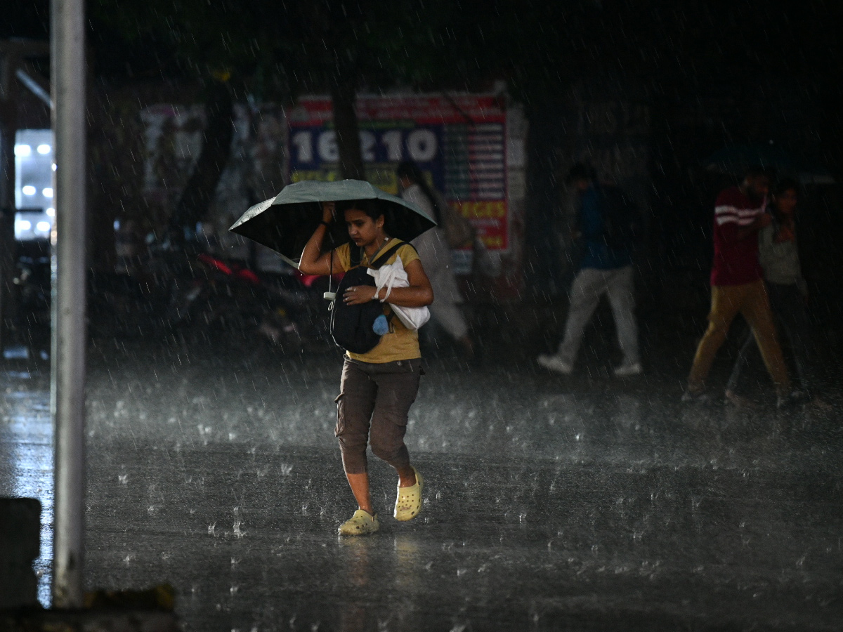 Thunderstorms And rains lashed Hyderabad Photos10