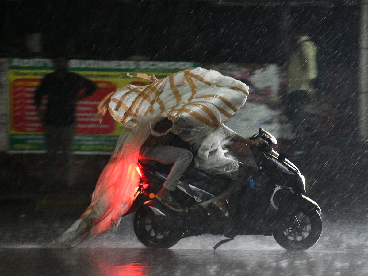 Thunderstorms And rains lashed Hyderabad Photos15