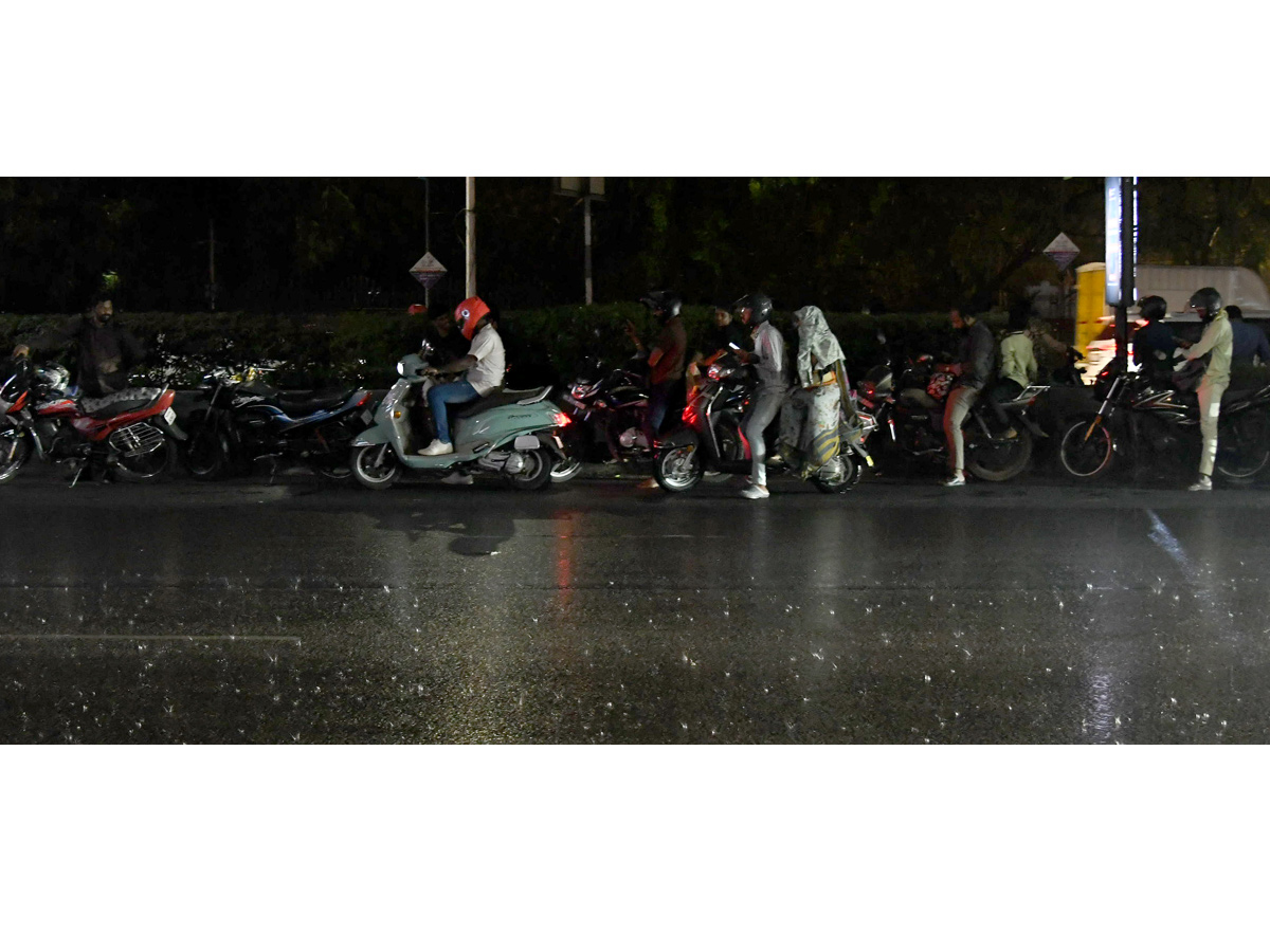 Thunderstorms And rains lashed Hyderabad Photos4