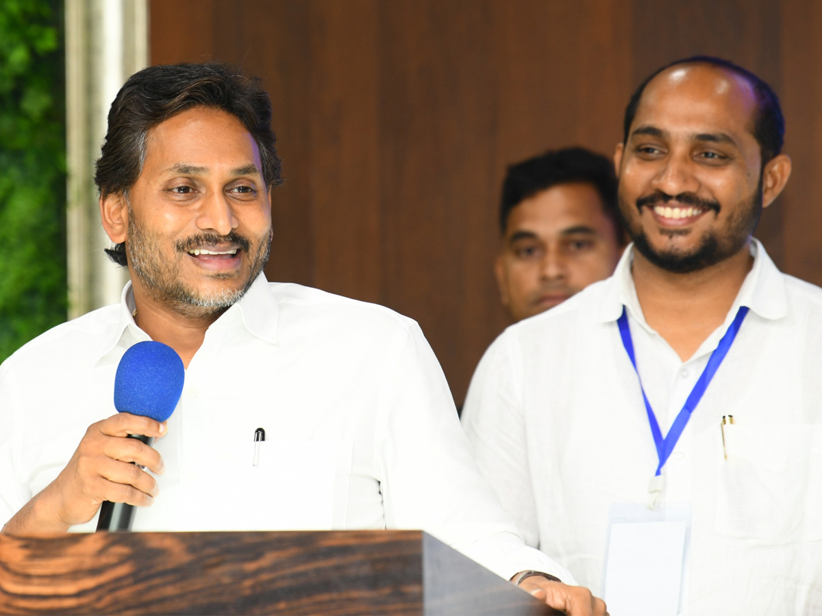YS Jagan Key Meeting with Addanki YSRCP Local Body Representatives Photos6
