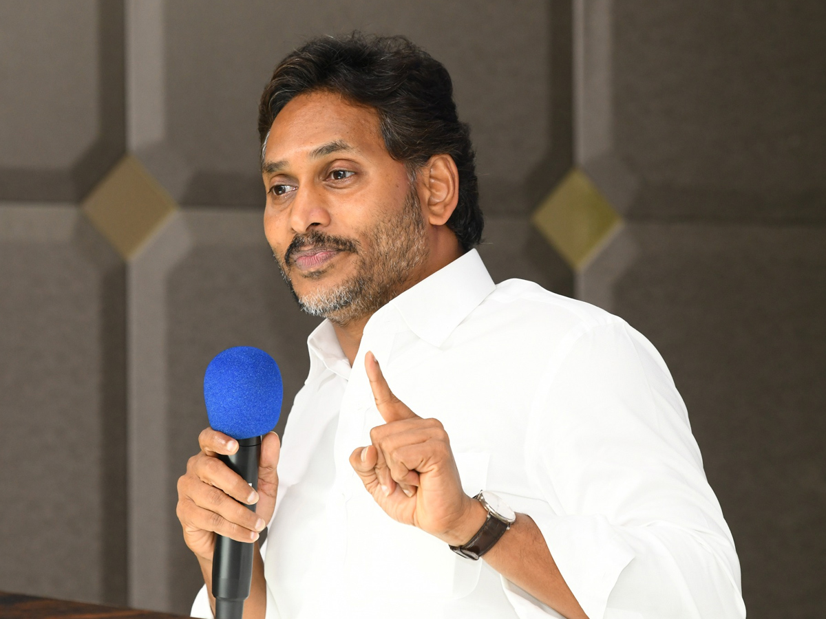 YS Jagan Key Meeting with Addanki YSRCP Local Body Representatives Photos12