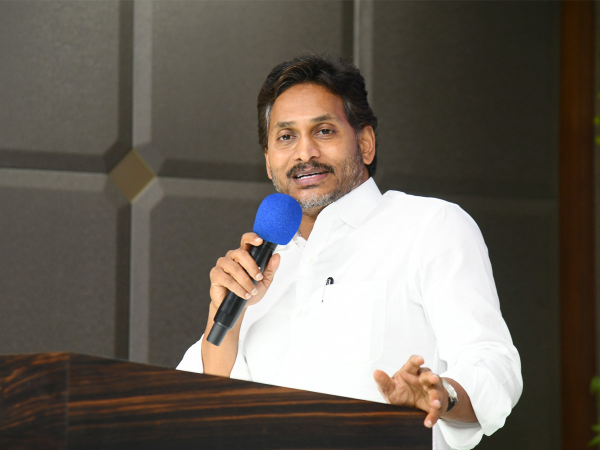 YS Jagan Key Meeting with Addanki YSRCP Local Body Representatives Photos7