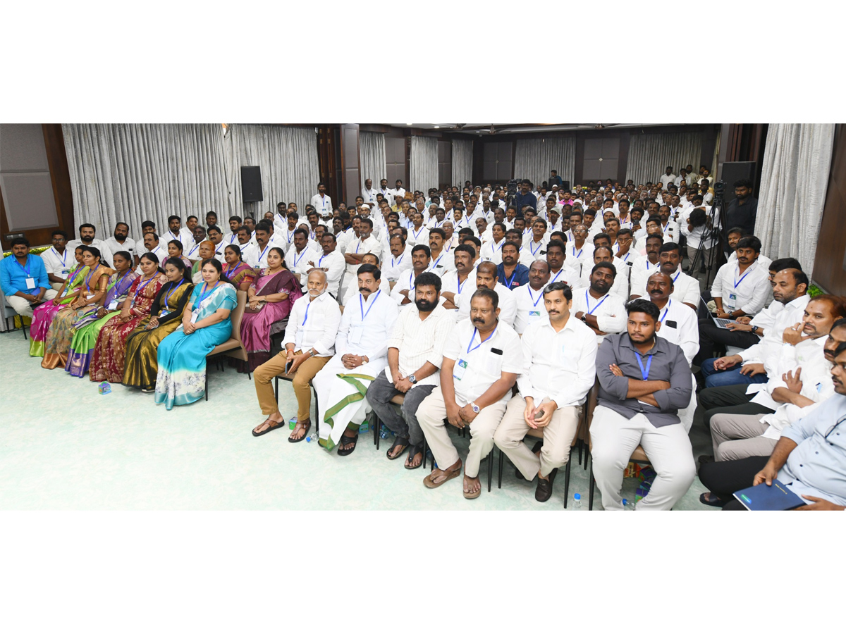 YS Jagan Key Meeting with Addanki YSRCP Local Body Representatives Photos5