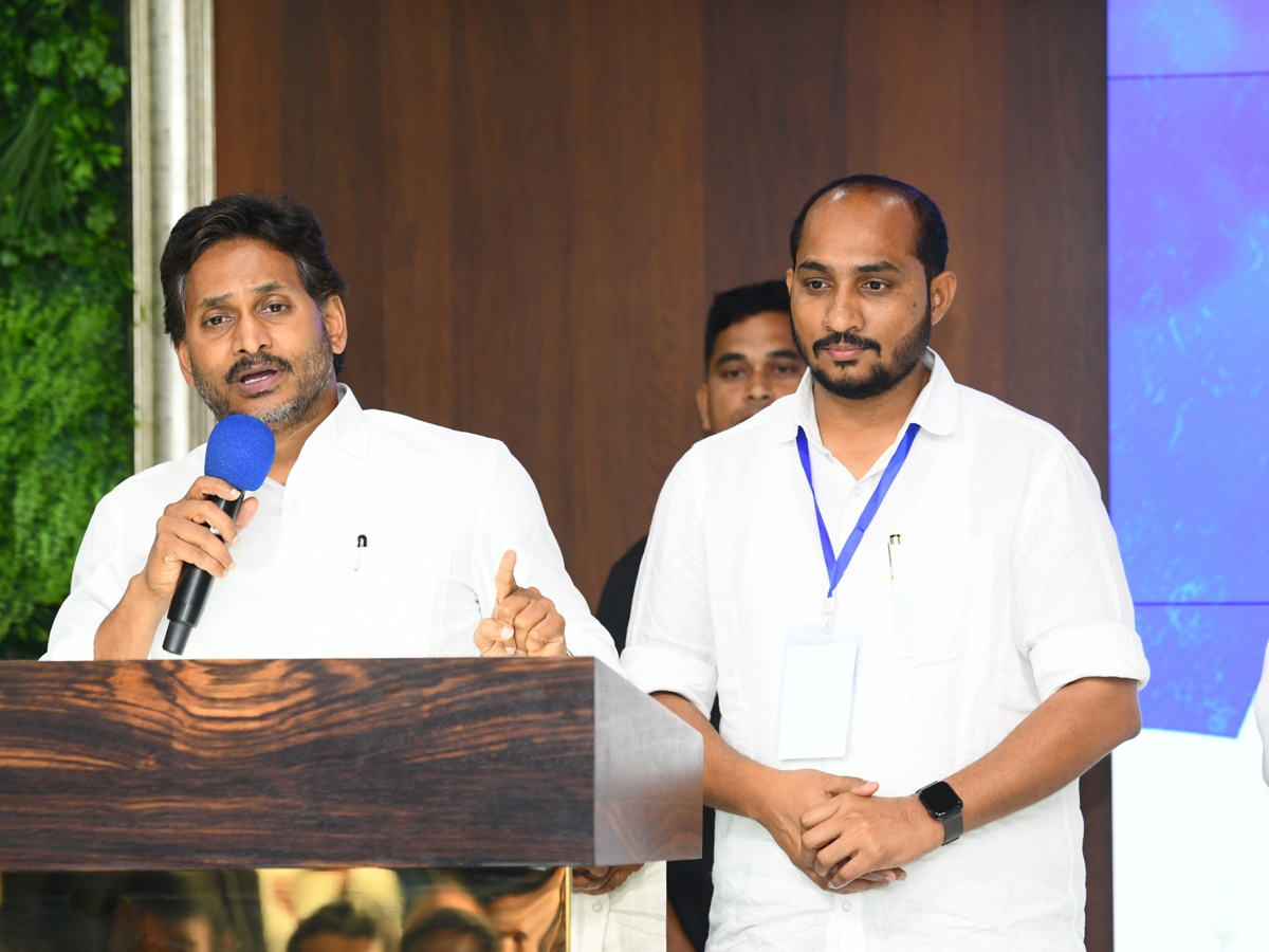 YS Jagan Key Meeting with Addanki YSRCP Local Body Representatives Photos8