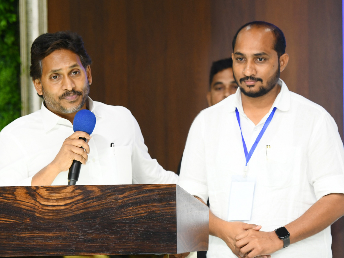 YS Jagan Key Meeting with Addanki YSRCP Local Body Representatives Photos9