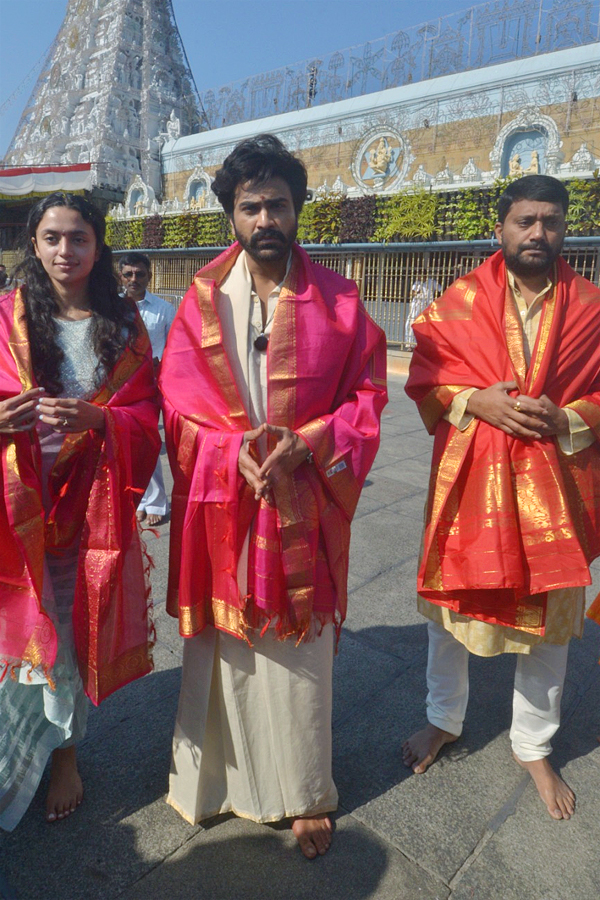 Actor Sharwanand And Actress Malavika Nair At Tirumala Photos3