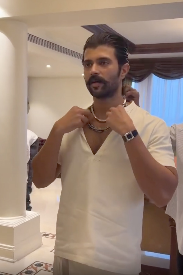 Rashmika Mandanna And Vijay Deverakonda Celebrate 1 Month Wedding Anniversary Photos8