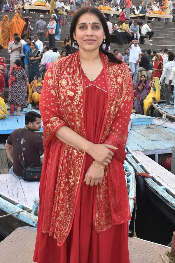 Anchor Rashmi Gautam worships In Varanasi Photos2