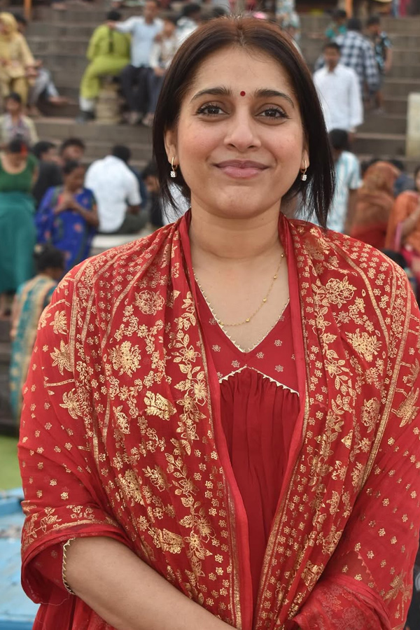 Anchor Rashmi Gautam worships In Varanasi Photos3