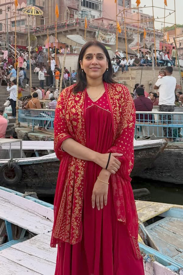 Anchor Rashmi Gautam worships In Varanasi Photos4
