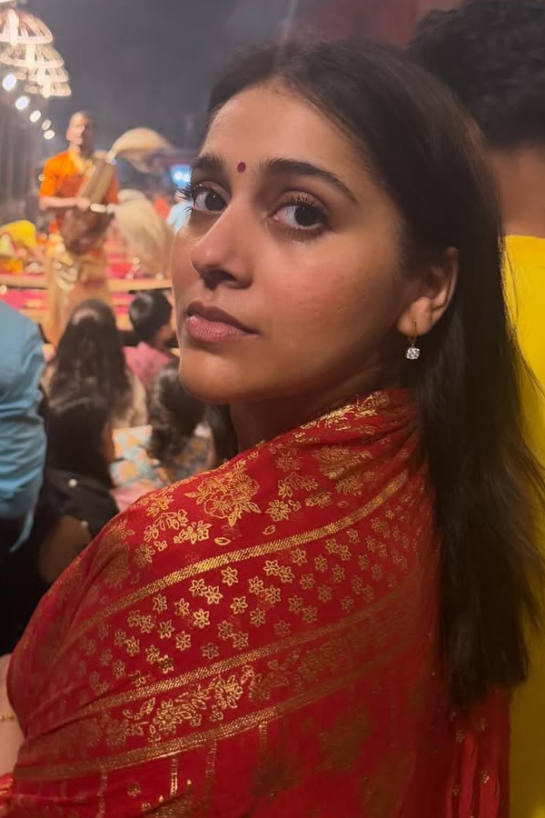 Anchor Rashmi Gautam worships In Varanasi Photos5