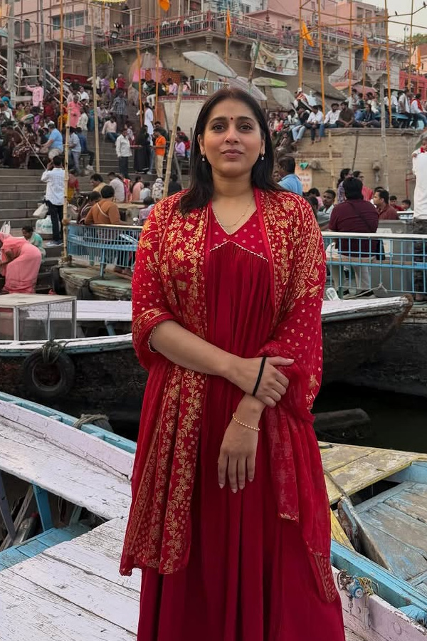 Anchor Rashmi Gautam worships In Varanasi Photos8
