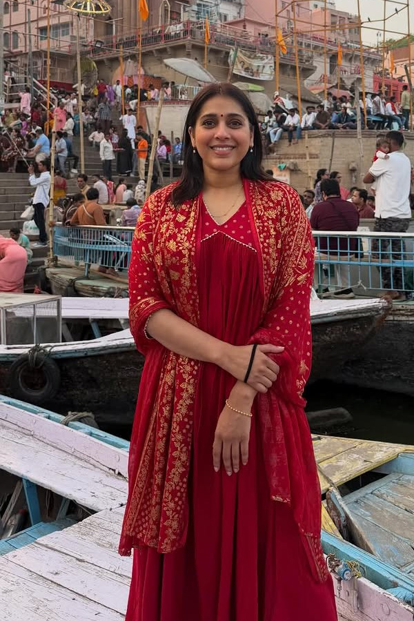 Anchor Rashmi Gautam worships In Varanasi Photos9