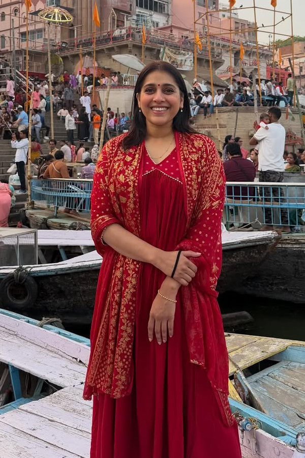 Anchor Rashmi Gautam worships In Varanasi Photos10
