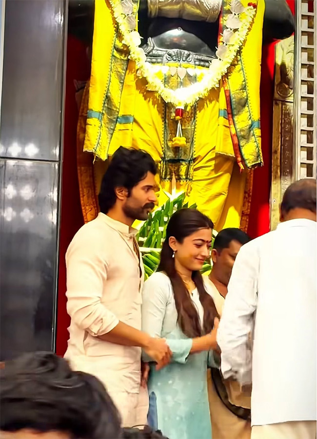 Vijay Deverakonda and Rashmika Mandanna At Anantapur12