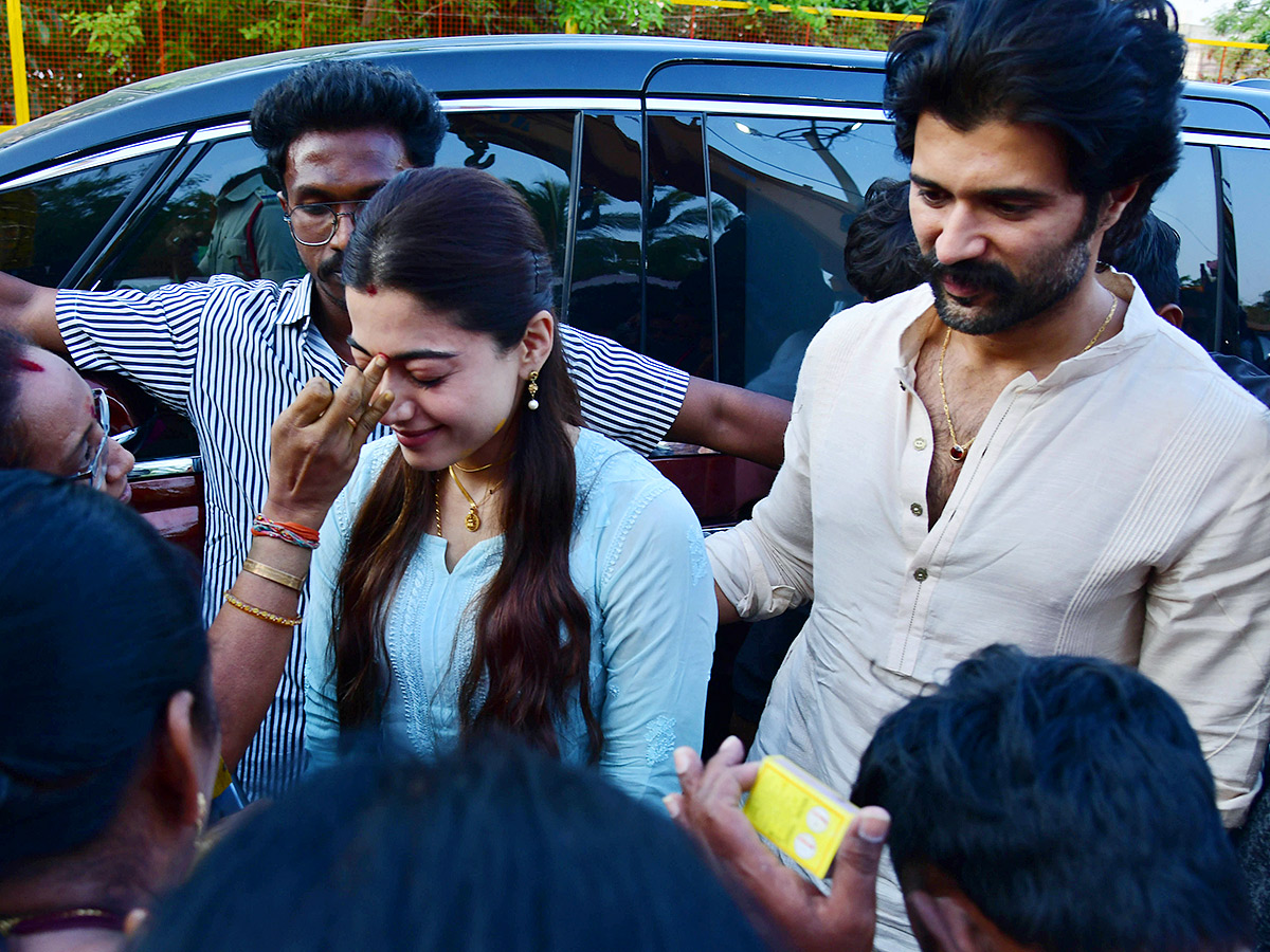 Vijay Deverakonda and Rashmika Mandanna At Anantapur2