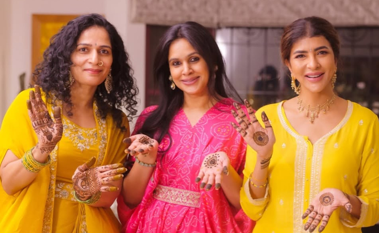 Lakshmi Manchu Beautiful Moments With Her Daughter Photos7