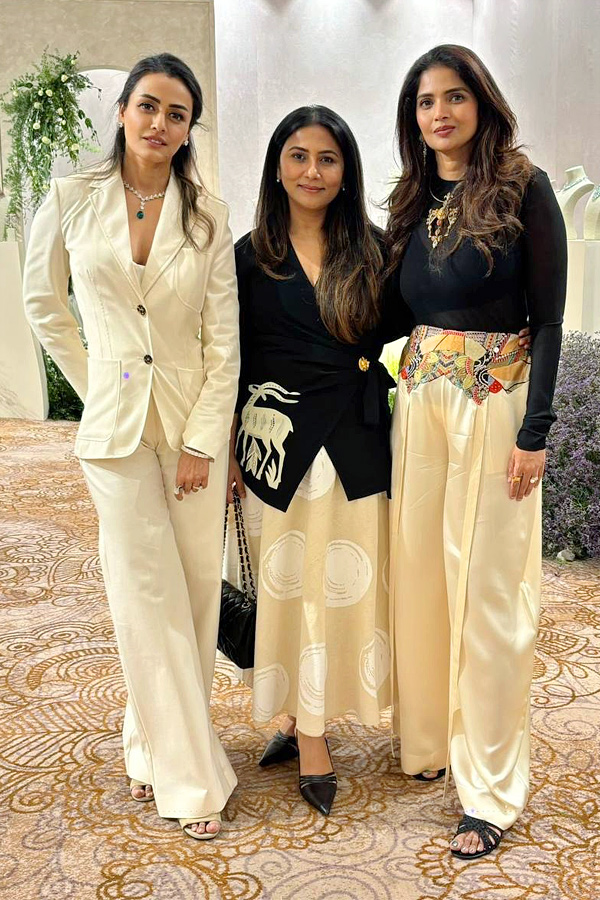 Super Star Mahesh Babu wife Namrata Shirodkar partying with Her friends Photos2