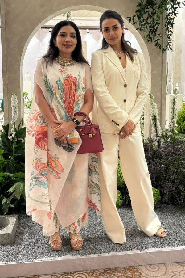 Super Star Mahesh Babu wife Namrata Shirodkar partying with Her friends Photos12